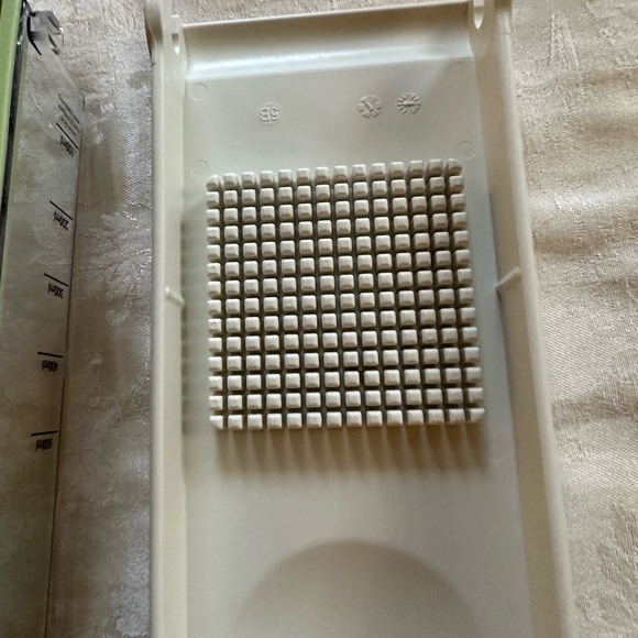 COPY - Progressive Vidalia chop wizard measures Aprox 10 1/2 by 4 1/2 - Picture 4 of 7